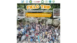 Peserta field trip Geosite Foramadiahi dan Banjir Rua Ternate mengamati endapan vulkanik.