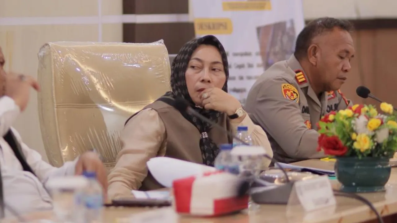 Anggota Komisi II DPRD Kota Ternate Sartini Hanafi saat menghadiri kegiatan Satpol PP Ternate di Kantor Wali Kota.
