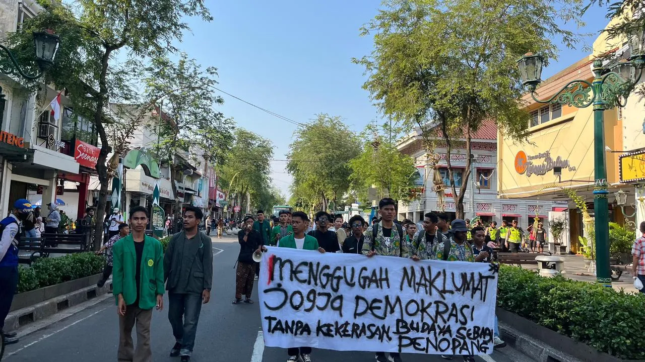 Aksi damai Forum BEM Se-DIY memperingati Hari Jadi Yogyakarta ke-269 dengan tema Maklumat Jogja: Demokrasi Tanpa Kekerasan dan Budaya sebagai Penopang.