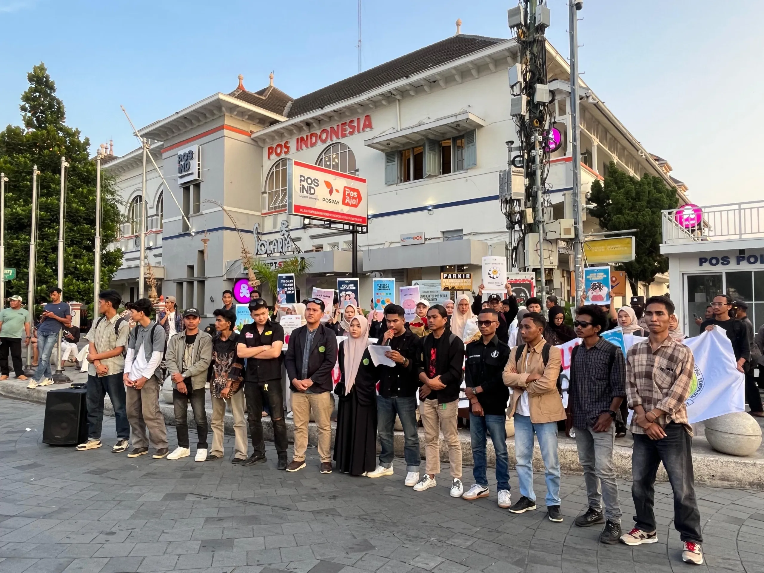 Forum BEM Se-DIY aksi damai Hari Kesehatan Mental Sedunia di Yogyakarta menuntut pembebasan aktivis dan tahanan politik