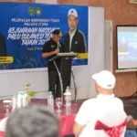 Wakil Gubernur Maluku Utara KH. Sarbin Sehe memberikan arahan saat melepas kontingen tinju Maluku Utara yang akan bertanding pada Kejuaraan Nasional di Palu, Sulawesi Tengah, Ahad (19/10/2025).