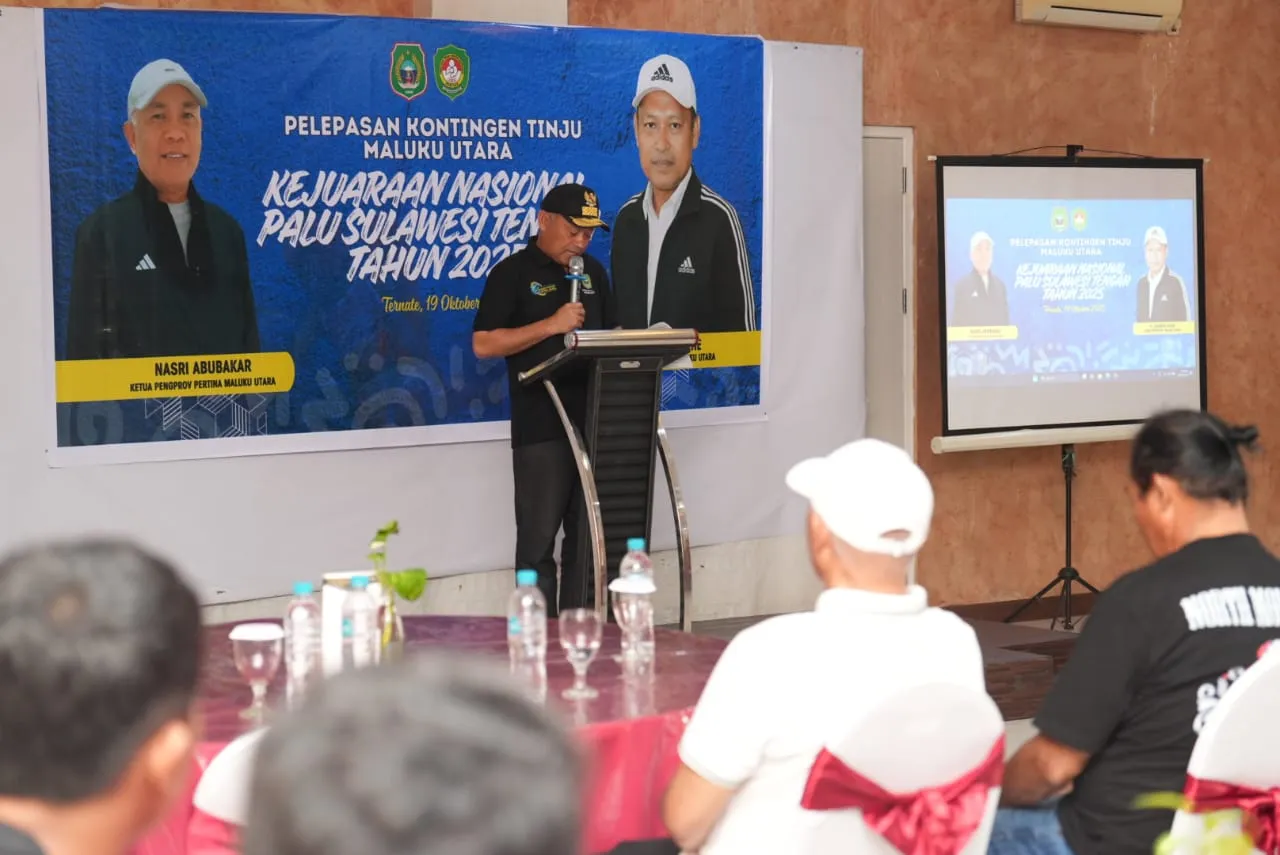 Wakil Gubernur Maluku Utara KH. Sarbin Sehe memberikan arahan saat melepas kontingen tinju Maluku Utara yang akan bertanding pada Kejuaraan Nasional di Palu, Sulawesi Tengah, Ahad (19/10/2025).