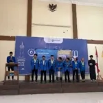 Sahabati Karmila bersama jajaran pengurus baru PMII Komisariat Sultan Agung Universitas Janabadra mengucapkan sumpah jabatan dalam prosesi pelantikan di Aula Omah PMII, Yogyakarta.