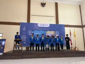 Sahabati Karmila bersama jajaran pengurus baru PMII Komisariat Sultan Agung Universitas Janabadra mengucapkan sumpah jabatan dalam prosesi pelantikan di Aula Omah PMII, Yogyakarta.