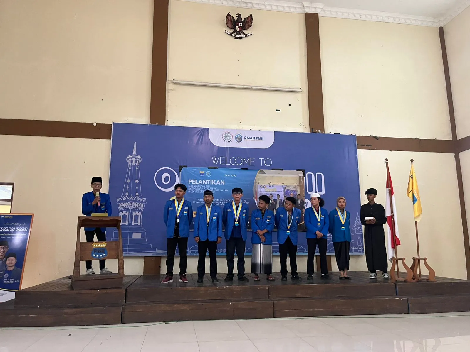 Sahabati Karmila bersama jajaran pengurus baru PMII Komisariat Sultan Agung Universitas Janabadra mengucapkan sumpah jabatan dalam prosesi pelantikan di Aula Omah PMII, Yogyakarta.