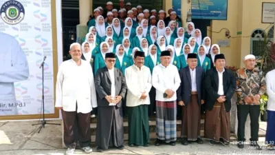 Wakil Gubernur Maluku Utara KH. Sarbin Sehe bersama Kepala Kanwil Kemenag Maluku Utara H. Amar Manaf, para tokoh agama, dan ratusan santri Alkhairaat Ternate berfoto bersama usai peringatan Hari Santri Nasional 2025 di halaman Lembaga Pendidikan Alkhairaat Kalumpang, Kota Ternate, Rabu (22/10/2025).