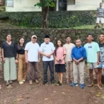 Wakil Gubernur Maluku Utara H. Sarbin Sehe berbincang dengan mahasiswa saat kunjungan ke Asrama Babullah II Ternate di Manado, Senin (27/10/2025).