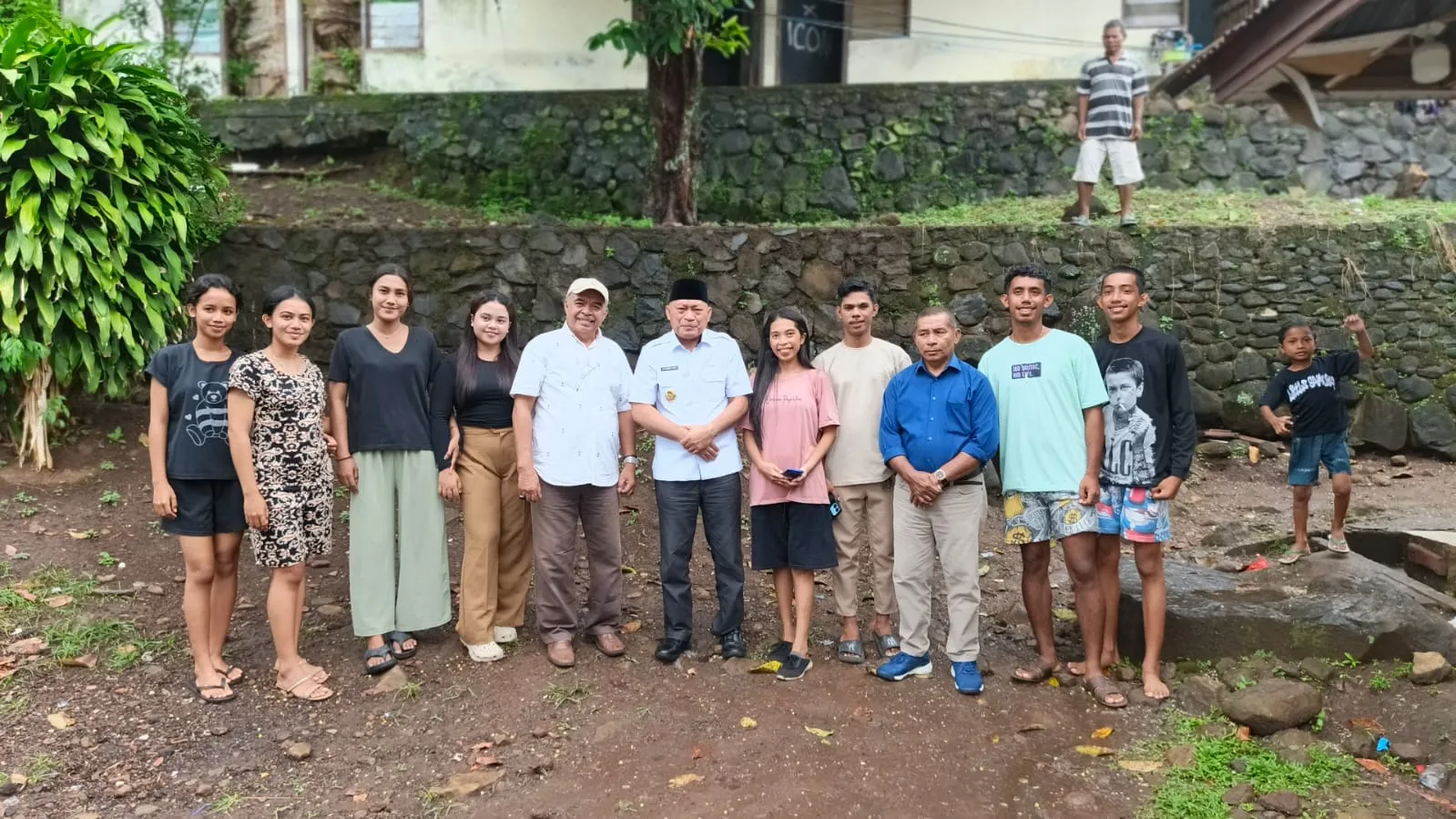 Wakil Gubernur Maluku Utara H. Sarbin Sehe berbincang dengan mahasiswa saat kunjungan ke Asrama Babullah II Ternate di Manado, Senin (27/10/2025).