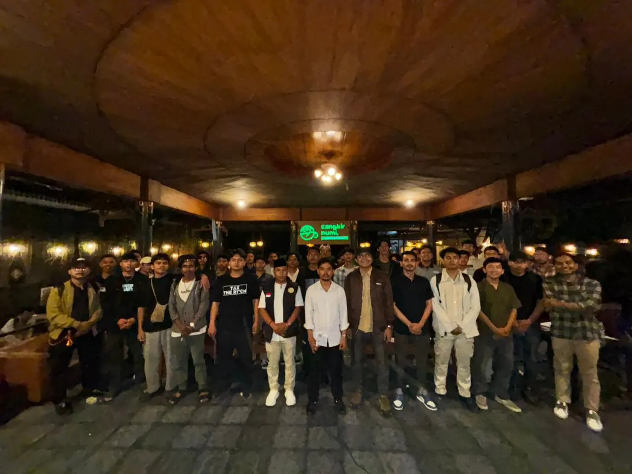 Gunawan Fiantara, Koordinator Wilayah Aliansi Mahasiswa Nusantara (AMAN) DIY, menyampaikan pandangan dalam Dialog Kebangsaan bertema “Menyambut Satu Tahun Pemerintahan Prabowo–Gibran” di Canggir Bumi Coffee, Yogyakarta, Senin (27/10/2025).