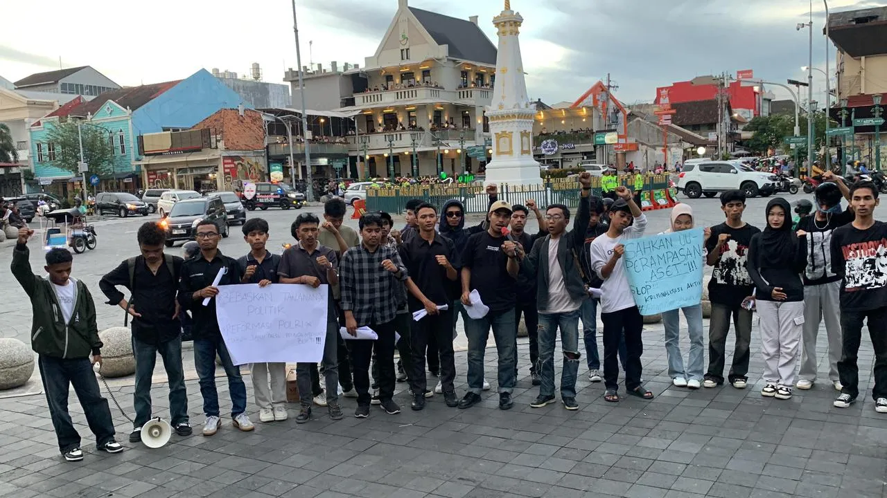Forum BEM DIY membacakan Maklumat Pemuda Jogja di Yogyakarta dalam peringatan Hari Sumpah Pemuda 2025.
