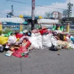 Tumpukan sampah rumah tangga di Kelurahan Makassar Timur, Kota Ternate, yang sudah berhari-hari belum diangkut petugas DLH.