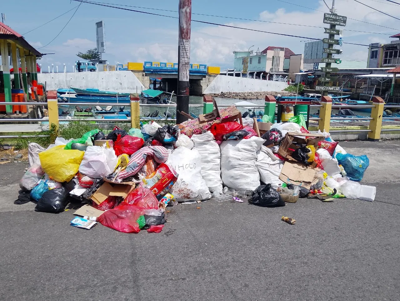 Tumpukan sampah rumah tangga di Kelurahan Makassar Timur, Kota Ternate, yang sudah berhari-hari belum diangkut petugas DLH.