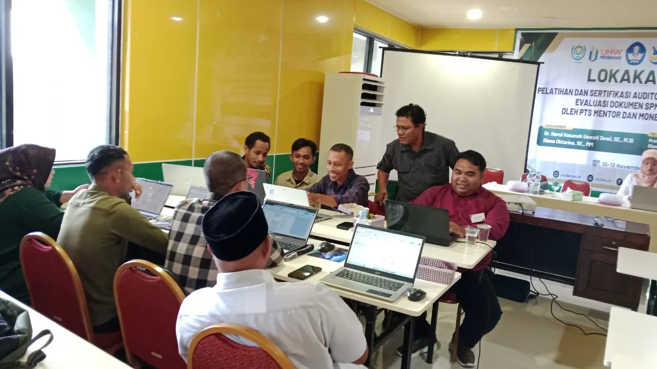 Narasumber dari Universitas Hayam Wuruk Perbanas Surabaya memberikan pendampingan kepada peserta Pelatihan dan Sertifikasi Auditor Mutu Internal Universitas Nahdlatul Ulama Maluku Utara di Kampus UNUTARA, Ternate.