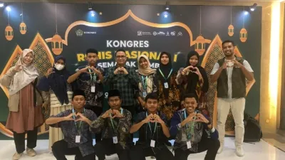 Kepala Bidang Pendidikan Islam Kanwil Kemenag Maluku Utara, H. Yamin L. Tjokra (tengah), memberikan dukungan kepada kontingen Maluku Utara yang mengikuti Kongres ROHIS Nasional I di Hotel Mercure Convention Ancol, Jakarta, didampingi Ketua MGMP PAI SMA/SMK Malut, Husari Sangaji.