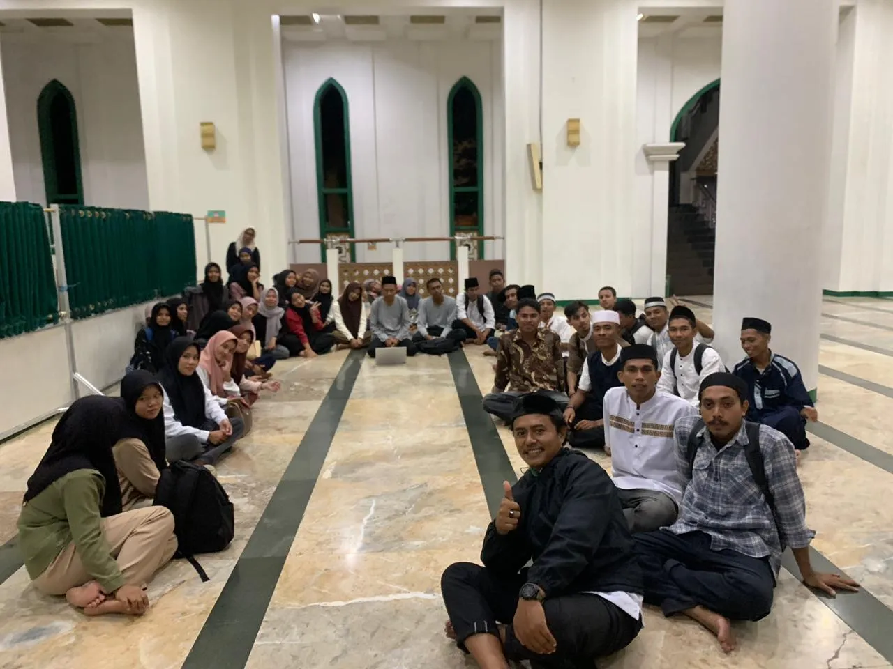 Mahasiswa Universitas Nahdlatul Ulama Maluku Utara (UNUTARA) semester satu melaksanakan praktik lapangan Mata Kuliah Pendidikan Agama Islam (PAI) di Masjid Raya Ternate, 20 November 2025. Kegiatan dipandu oleh dosen pengampu, Bapak Firman Amir, M.Pd.I, sebagai upaya memperkuat pemahaman aqidah dan pengamalan ibadah sesuai ajaran Ahlussunnah Waljamaah.