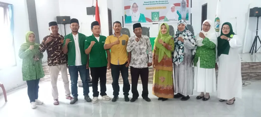 Foto para pimpinan dan kader Fatayat NU Kepulauan Sula berpose bersama pada pembukaan Konfercab III di Sanana, 23 November 2025.