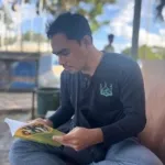 Membaca Buku di Atas Perahu Bocor