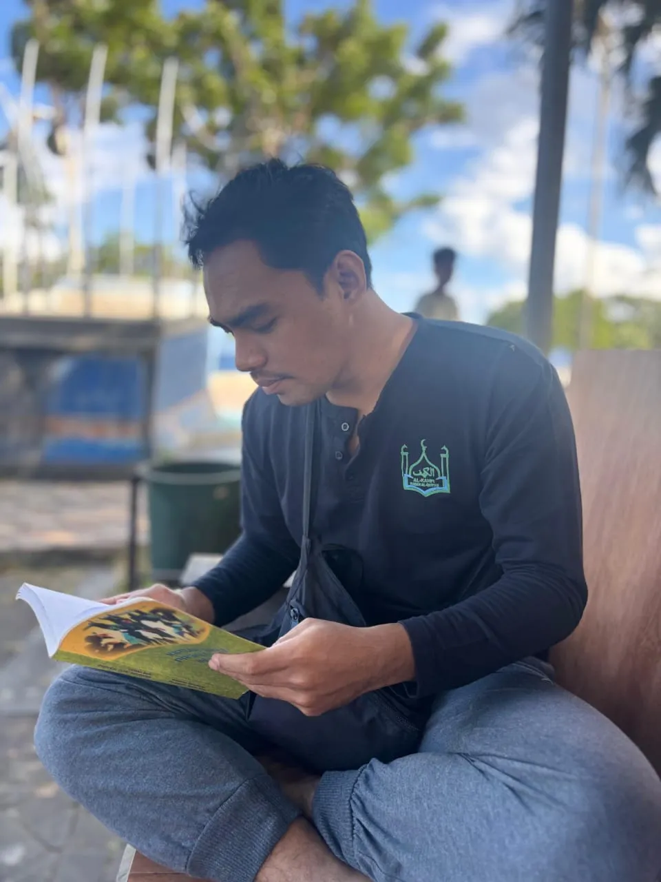 Membaca Buku di Atas Perahu Bocor