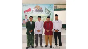 Ketua Panitia Konfercab NU ke II Kota Tidore Kepulauan, Jafar Noh Idrus (tengah), bersama Ketua Wilayah NU Kiai Amar Manaf (kanan) saat pembukaan Konferensi Cabang Nahdlatul Ulama (NU) ke II di Aula SMK Negeri 1 Kota Tidore Kepulauan, Sabtu (20/12/2025).