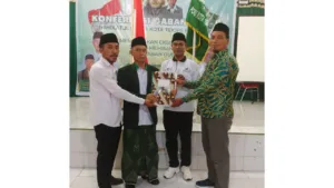 Ketua PCNU Kota Tidore Kepulauan terpilih periode 2025–2030, Syafruddin Karim (tengah), didampingi Ketua Panitia Konfercab ke II Jafar Noh Idrus (kanan) dan jajaran pengurus NU, usai penetapan hasil Konferensi Cabang Nahdlatul Ulama (NU) ke II di Aula SMK Negeri 1 Kota Tidore Kepulauan, Sabtu (20/12/2025).
