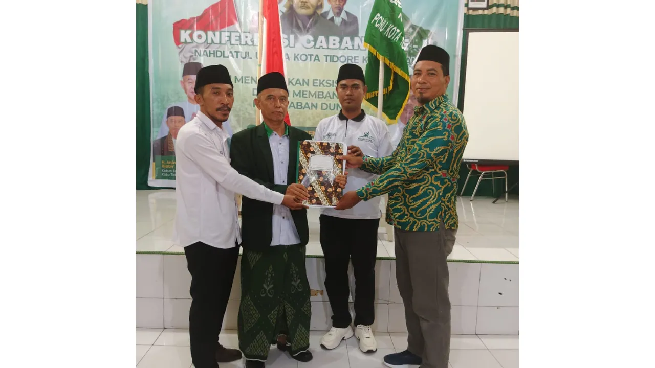 Ketua PCNU Kota Tidore Kepulauan terpilih periode 2025–2030, Syafruddin Karim (tengah), didampingi Ketua Panitia Konfercab ke II Jafar Noh Idrus (kanan) dan jajaran pengurus NU, usai penetapan hasil Konferensi Cabang Nahdlatul Ulama (NU) ke II di Aula SMK Negeri 1 Kota Tidore Kepulauan, Sabtu (20/12/2025).