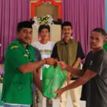 Pengurus GP Ansor Kota Tidore Kepulauan menyerahkan hadiah Natal kepada lansia dan pemuda yatim piatu di Desa Kusu, Kecamatan Oba Utara, Rabu (24/12/2025).