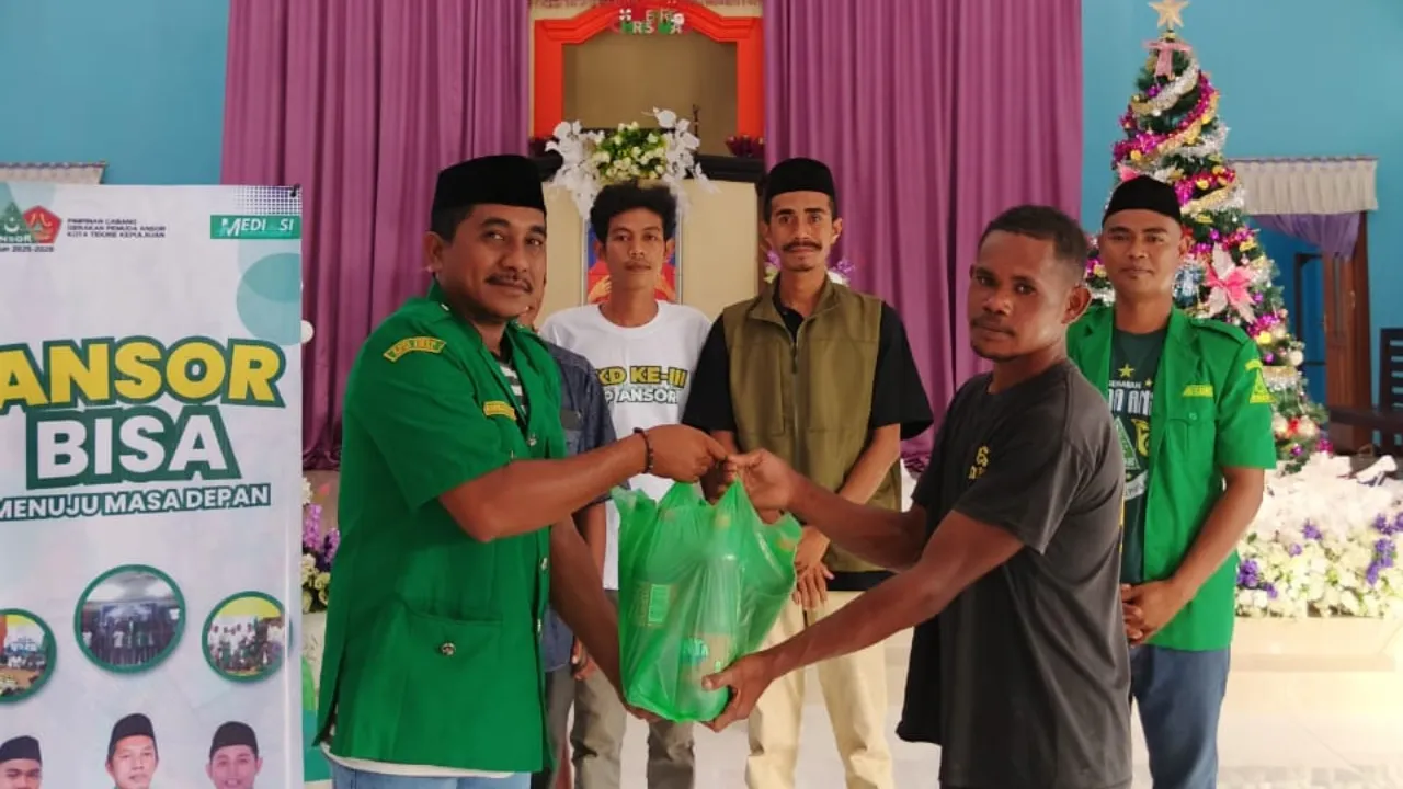 Pengurus GP Ansor Kota Tidore Kepulauan menyerahkan hadiah Natal kepada lansia dan pemuda yatim piatu di Desa Kusu, Kecamatan Oba Utara, Rabu (24/12/2025).