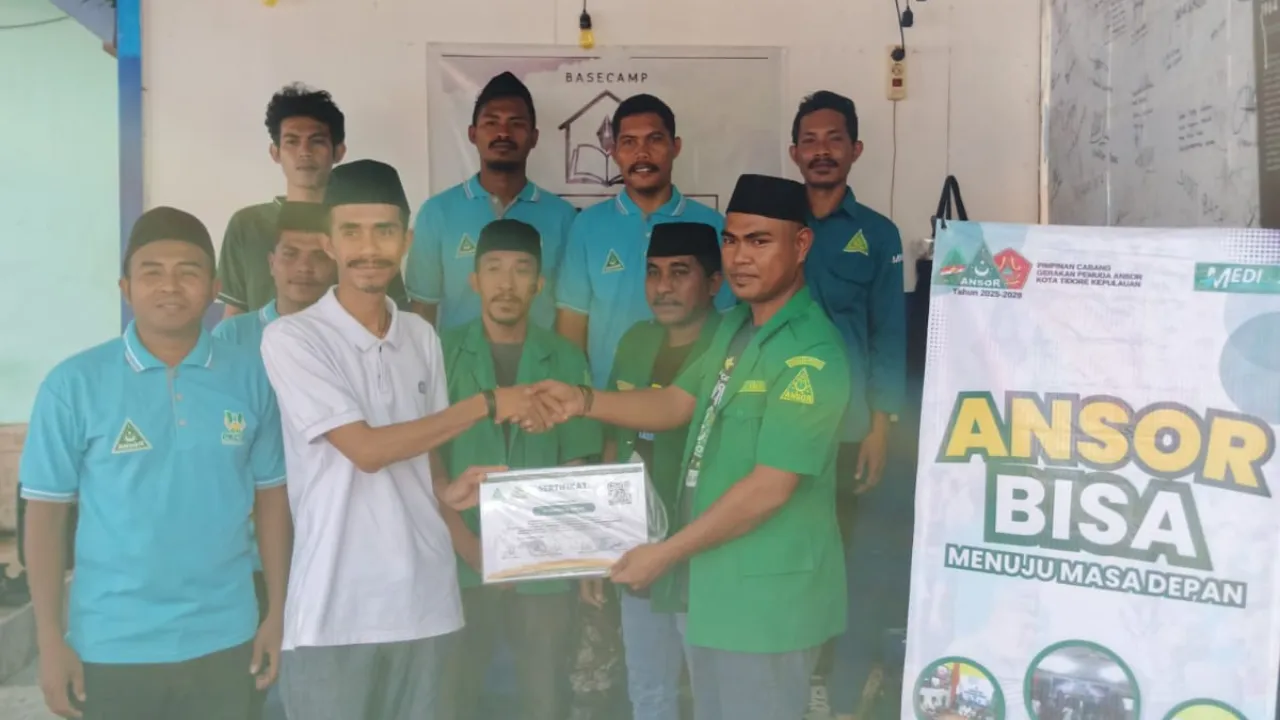 Pengurus GP Ansor Kota Tidore Kepulauan menggelar rapat evaluasi akhir tahun 2025 di Basecamp Sudut Literasi, Desa Garajou, Kecamatan Oba Utara, sekaligus membahas penguatan ekonomi desa dan tindak lanjut program strategis organisasi. Sumber: Istimewa