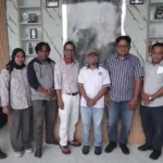 Sejumlah pengurus IKA PMII Maluku Utara berfoto bersama perwakilan Harita Grup usai menggelar audiensi di Ternate.