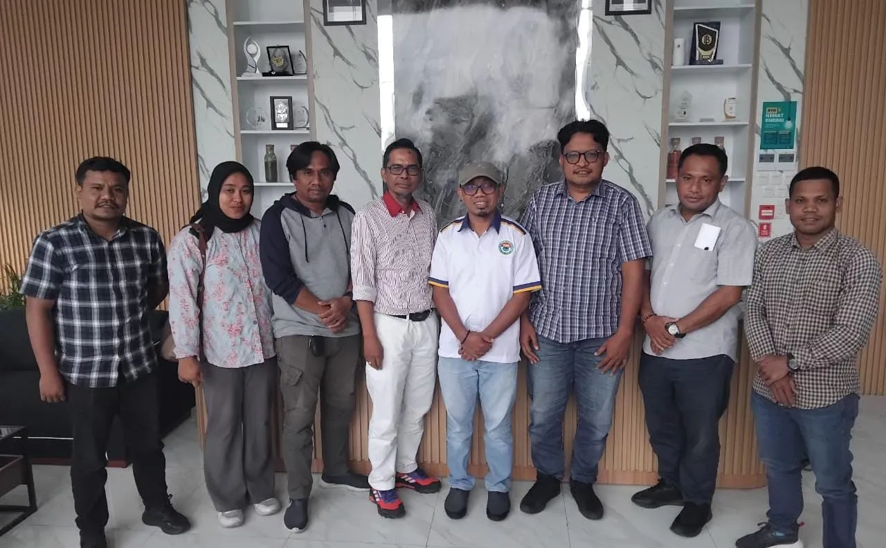 Sejumlah pengurus IKA PMII Maluku Utara berfoto bersama perwakilan Harita Grup usai menggelar audiensi di Ternate.
