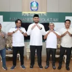 Ketua PW IKA PMII Maluku Utara, Muhajirin Bailussy, bersama jajaran pengurus saat melakukan audiensi dengan Bupati Halmahera Selatan.