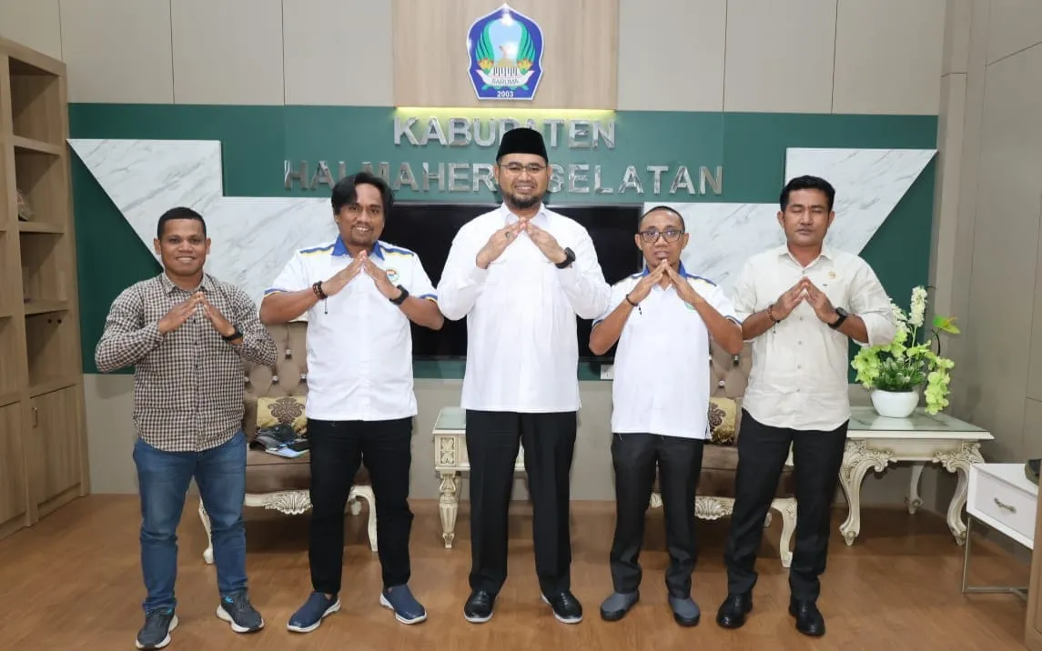 Ketua PW IKA PMII Maluku Utara, Muhajirin Bailussy, bersama jajaran pengurus saat melakukan audiensi dengan Bupati Halmahera Selatan.