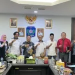 Bupati Halmahera Utara Piet Hein Babua saat menerima audiensi PW IKA PMII Maluku Utara di ruang kerjanya, Kamis (4/12/2025).