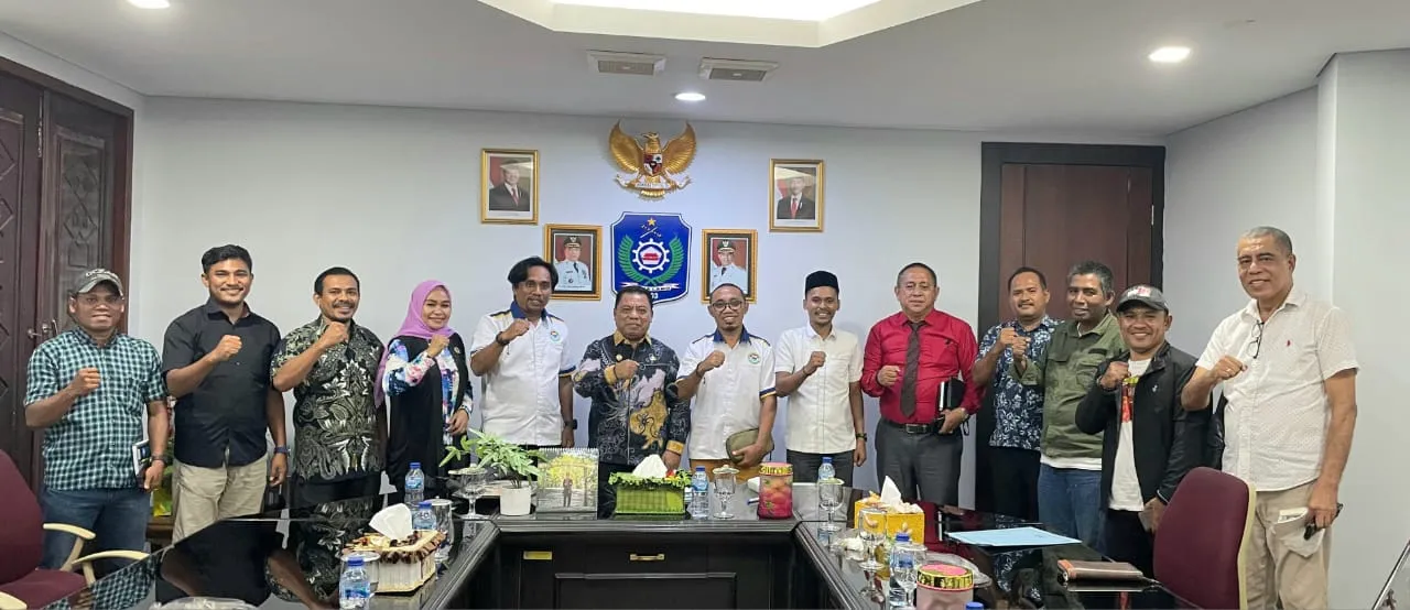 Bupati Halmahera Utara Piet Hein Babua saat menerima audiensi PW IKA PMII Maluku Utara di ruang kerjanya, Kamis (4/12/2025).