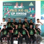 Para peserta PKD III GP Ansor Kota Tidore Kepulauan mengikuti rangkaian penutupan kegiatan dengan penuh khidmat di Desa Aketobatu, Kecamatan Oba Tengah, Minggu (7/12/2025).