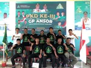 Para peserta PKD III GP Ansor Kota Tidore Kepulauan mengikuti rangkaian penutupan kegiatan dengan penuh khidmat di Desa Aketobatu, Kecamatan Oba Tengah, Minggu (7/12/2025).