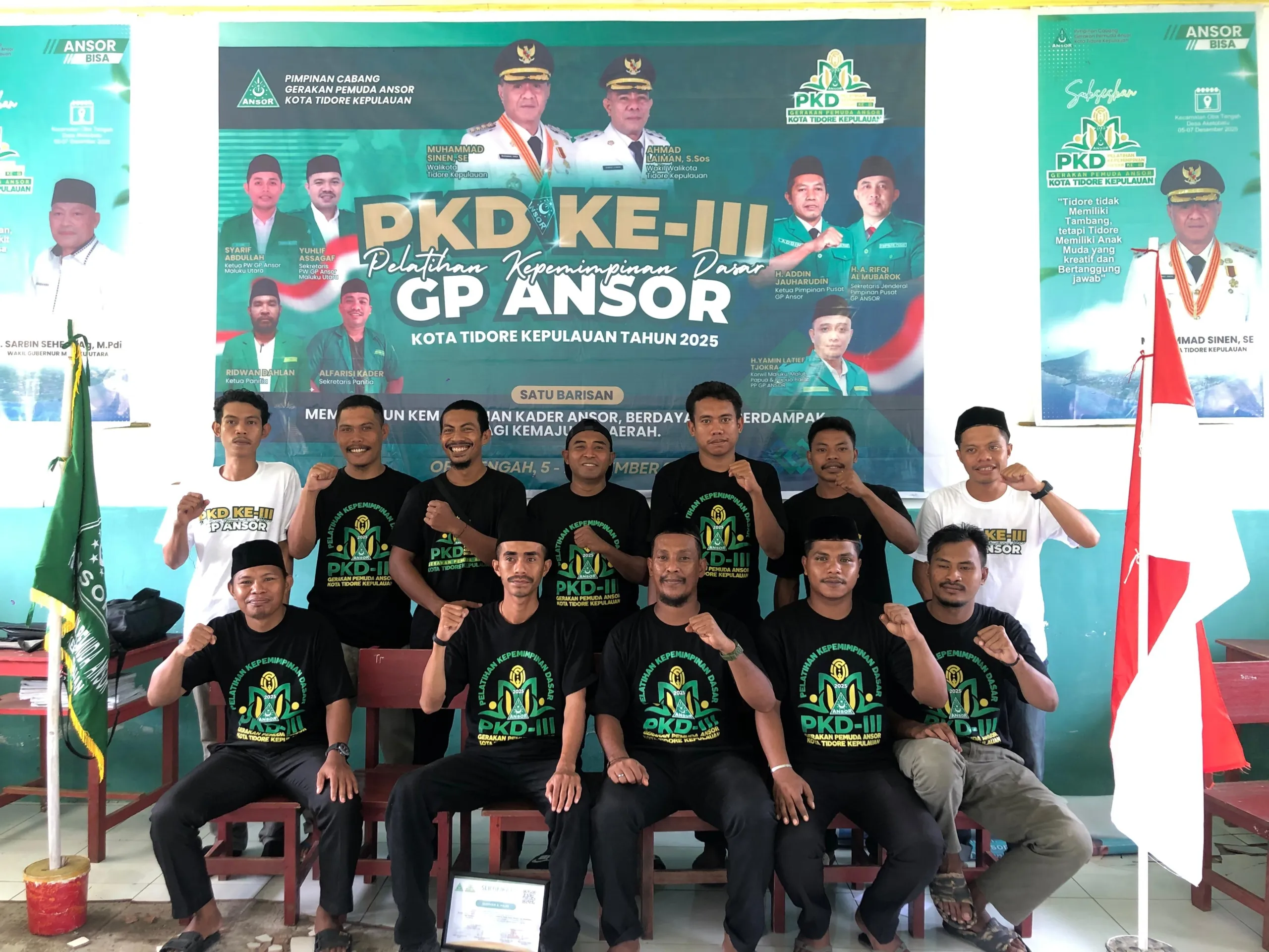 Para peserta PKD III GP Ansor Kota Tidore Kepulauan mengikuti rangkaian penutupan kegiatan dengan penuh khidmat di Desa Aketobatu, Kecamatan Oba Tengah, Minggu (7/12/2025).