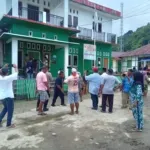 Suasana Desa Busua, Kayoa Barat, saat masyarakat menanti kejelasan hasil audit khusus dana desa.