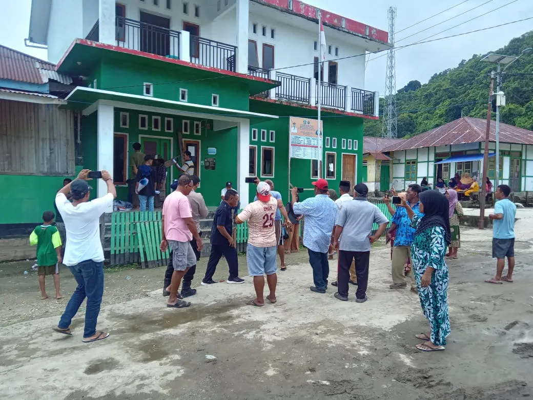 Suasana Desa Busua, Kayoa Barat, saat masyarakat menanti kejelasan hasil audit khusus dana desa.