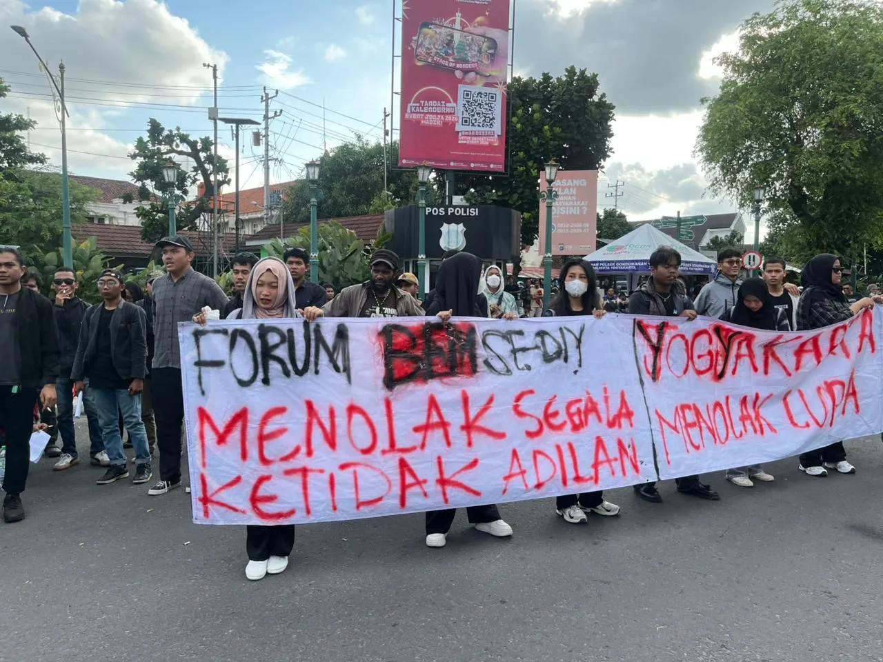 Forum BEM Se-DIY menggelar aksi damai memperingati Hari HAM Sedunia di Perempatan Gondomanan, Yogyakarta, disertai sholat ghoib dan doa bersama untuk korban banjir bandang di Sumatera, 10 Desember 2025.”