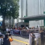 Massa aksi BATOMA Jabodetabek membawa poster dan spanduk penolakan rasisme saat menggelar aksi di depan Komnas HAM RI, Jakarta.