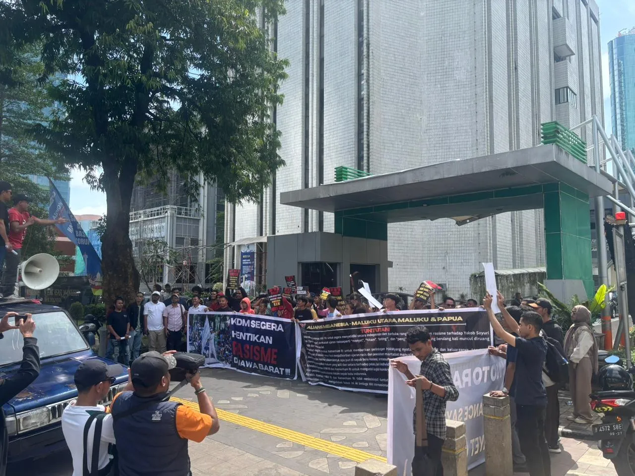 Massa aksi BATOMA Jabodetabek membawa poster dan spanduk penolakan rasisme saat menggelar aksi di depan Komnas HAM RI, Jakarta.