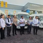 Gubernur Maluku Utara Sherly Tjoanda bersama Wakil Gubernur KH. Sarbin Sehe menyerahkan secara simbolis hibah satu unit bus dari Kementerian Perhubungan RI kepada Rektor Universitas Nahdlatul Ulama Maluku Utara, Dr. M. Nasir Tamalene, di Sofifi, Rabu (24/12/2025). foto : Istimewa
