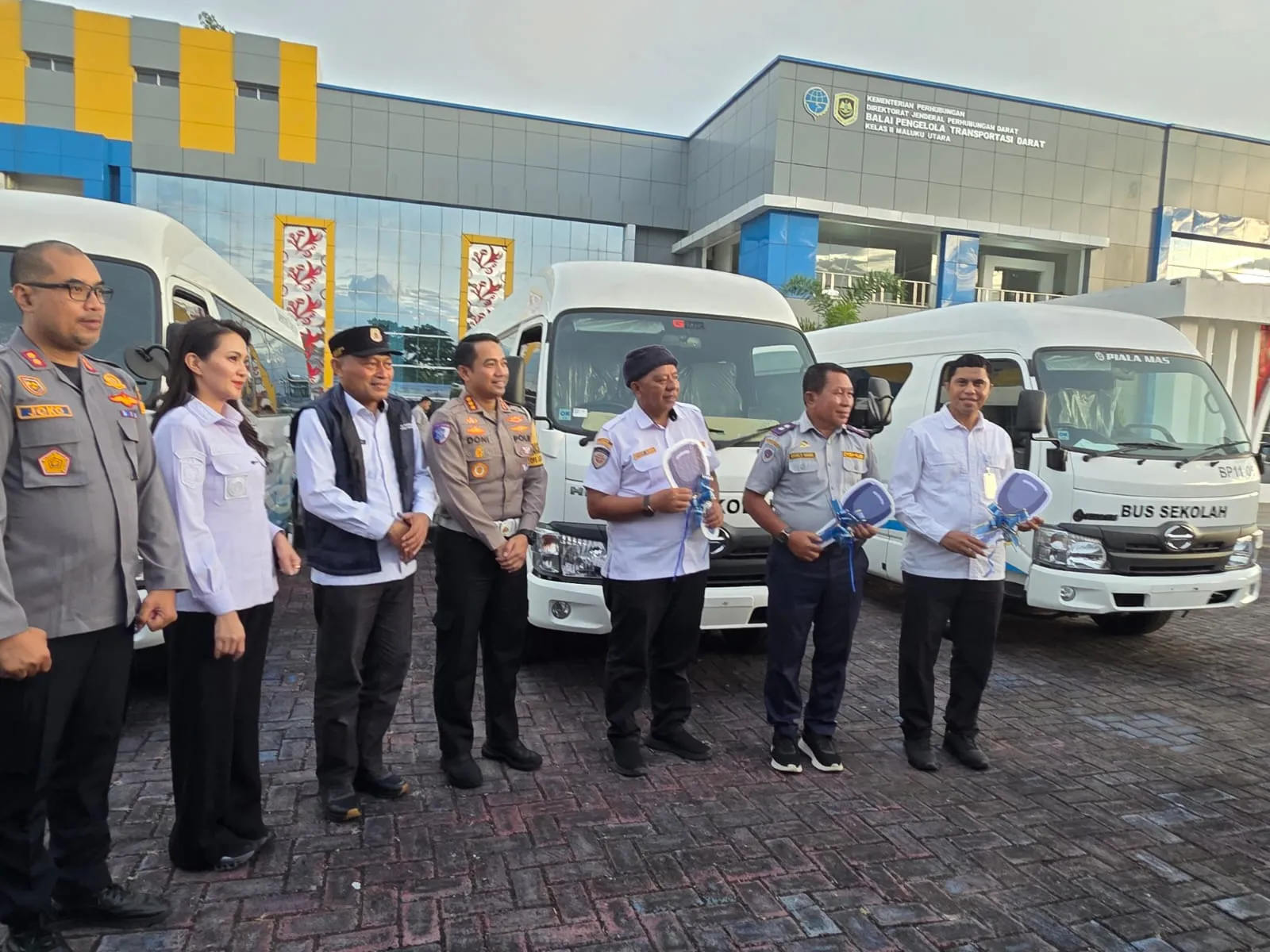 Gubernur Maluku Utara Sherly Tjoanda bersama Wakil Gubernur KH. Sarbin Sehe menyerahkan secara simbolis hibah satu unit bus dari Kementerian Perhubungan RI kepada Rektor Universitas Nahdlatul Ulama Maluku Utara, Dr. M. Nasir Tamalene, di Sofifi, Rabu (24/12/2025). foto : Istimewa