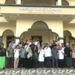 Foto: Jamaah IKA-PMII Kota Tidore Kepulauan bersama warga Nahdliyin mengikuti Istighosah Ukhuwah Islamiyah di Masjid Al Istiqamah, Kelurahan Cobodoe, Jumat (26/12/2025).