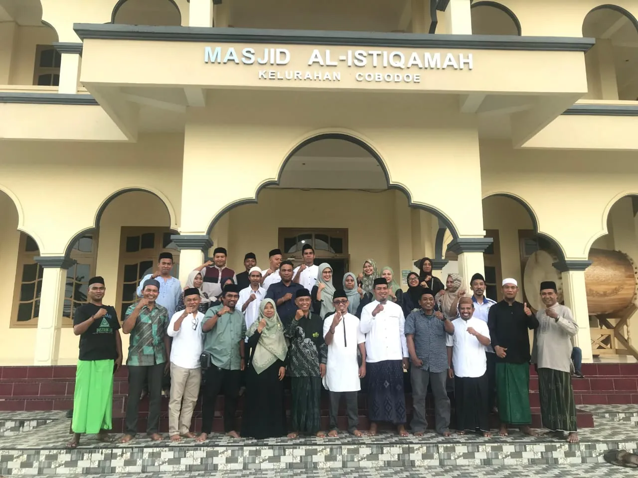 Foto: Jamaah IKA-PMII Kota Tidore Kepulauan bersama warga Nahdliyin mengikuti Istighosah Ukhuwah Islamiyah di Masjid Al Istiqamah, Kelurahan Cobodoe, Jumat (26/12/2025).