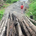 Kondisi jalan penghubung Ibu–Loloda Ibu, Halmahera Barat, Maluku Utara, mengalami kerusakan parah akibat hujan deras yang mengguyur wilayah tersebut selama dua hari, Senin (5/1/2026), sehingga menghambat aktivitas dan mobilitas warga. (Sumber foto: Istimewa)