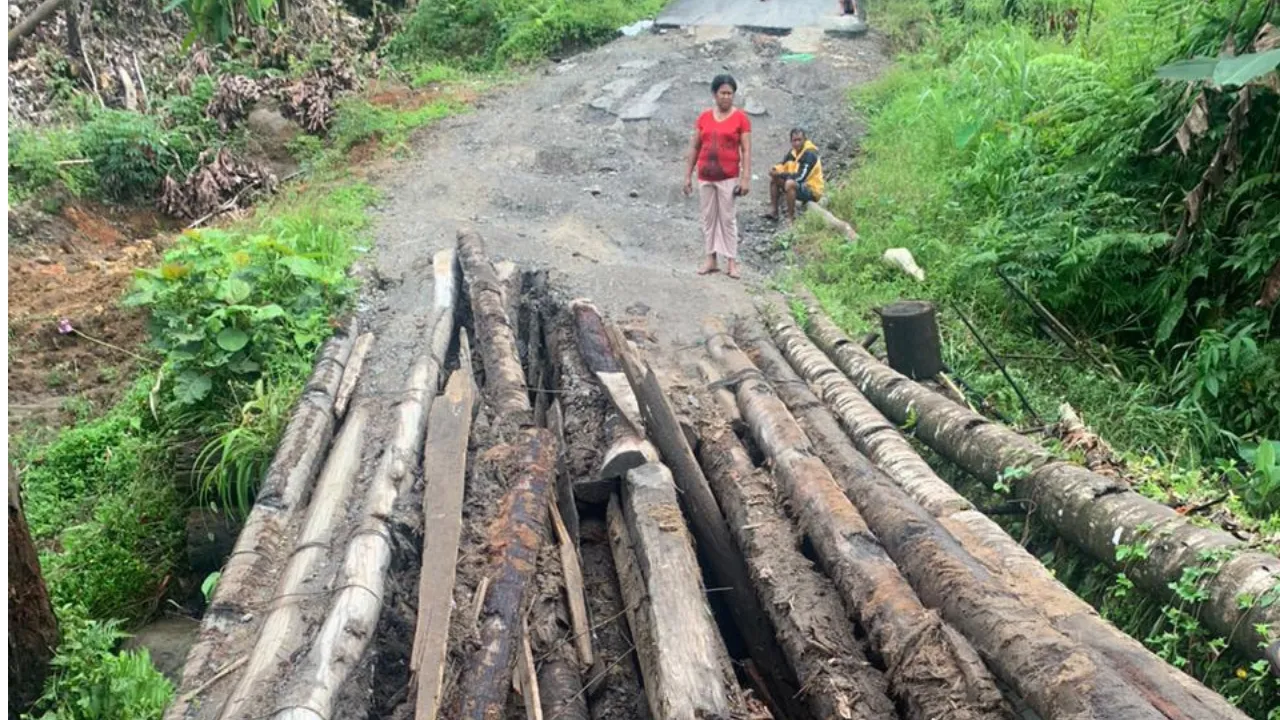Kondisi jalan penghubung Ibu–Loloda Ibu, Halmahera Barat, Maluku Utara, mengalami kerusakan parah akibat hujan deras yang mengguyur wilayah tersebut selama dua hari, Senin (5/1/2026), sehingga menghambat aktivitas dan mobilitas warga. (Sumber foto: Istimewa)