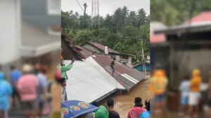 Kondisi banjir setinggi atap rumah yang merendam permukiman warga di Kecamatan Ibu, Kabupaten Halmahera Barat, Maluku Utara, Rabu (7/1/2026). (Istimewa)