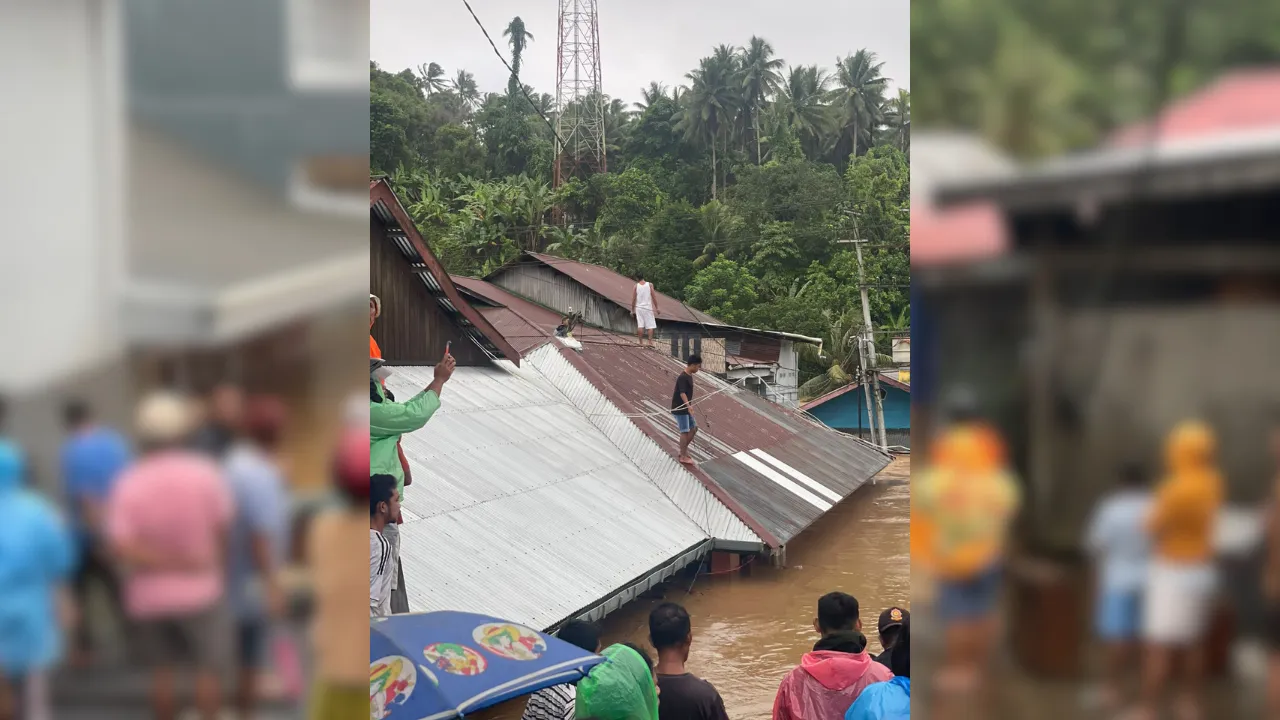 Kondisi banjir setinggi atap rumah yang merendam permukiman warga di Kecamatan Ibu, Kabupaten Halmahera Barat, Maluku Utara, Rabu (7/1/2026). (Istimewa)